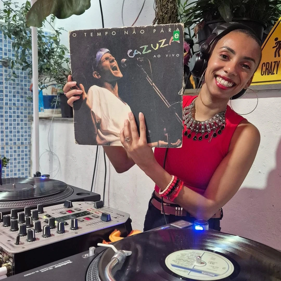 DJ com disco de Cazuza ao lado dos toca-discos no Quintal.