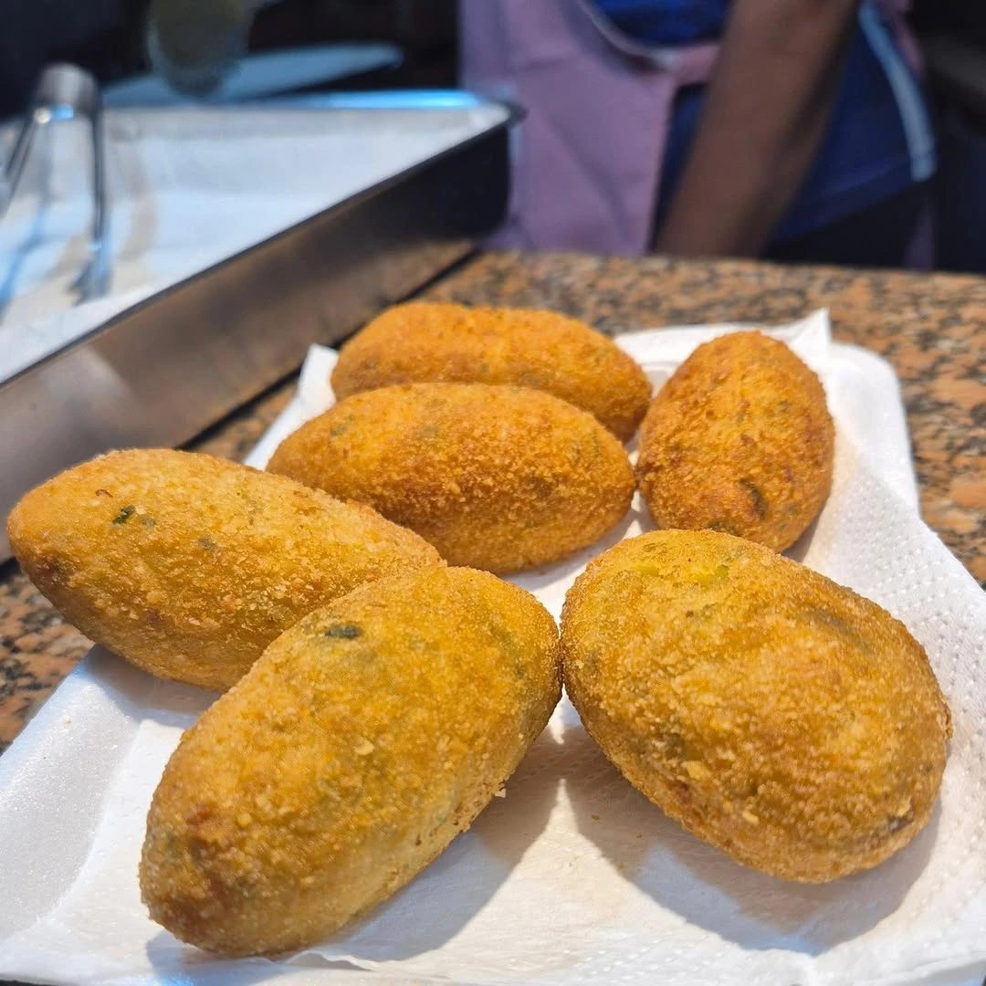 Bolinhos de mandioca do Ateliê Só Gostosuras servidos no Quintal.